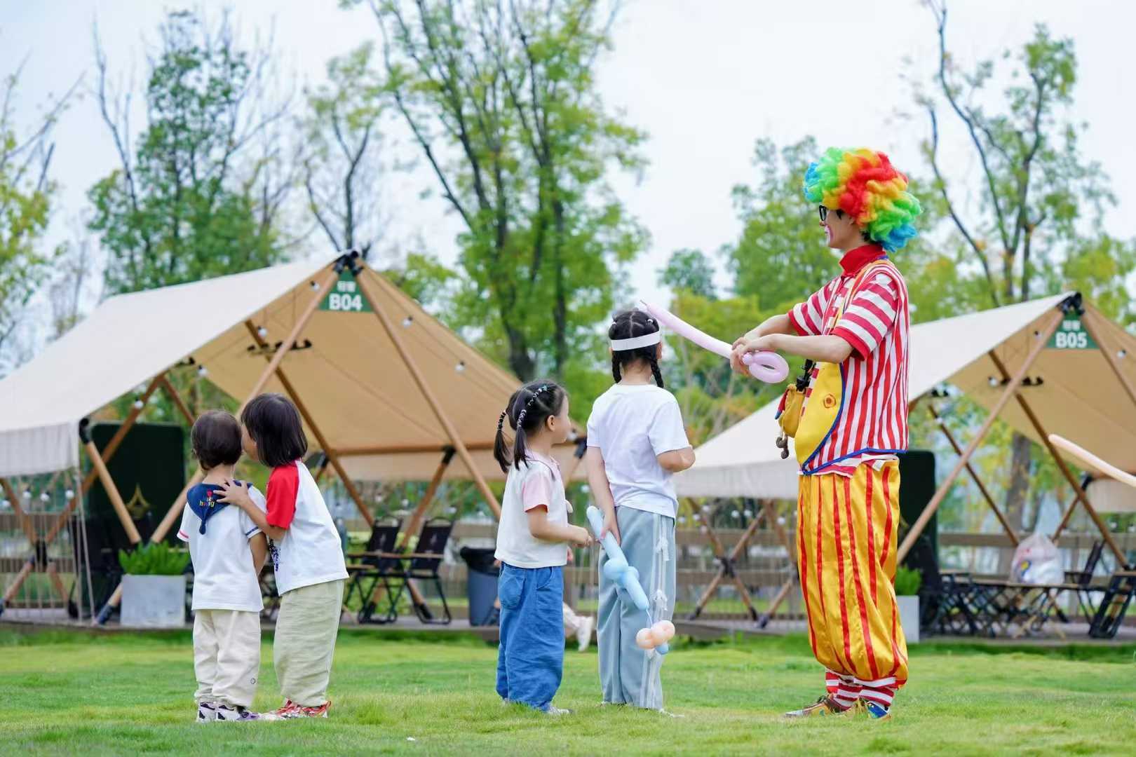 新、围炉煮茶走俏成都户外又“忙”起来了新葡京娱乐城冬季露营升温！取暖装备上