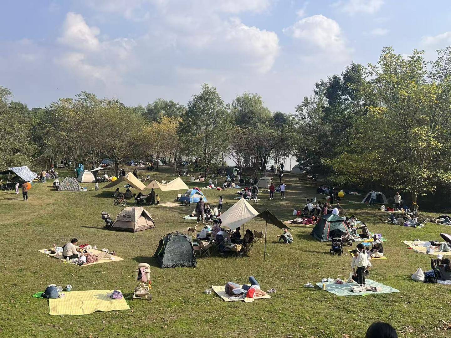 新、围炉煮茶走俏成都户外又“忙”起来了新葡京娱乐城冬季露营升温！取暖装备上(图2)